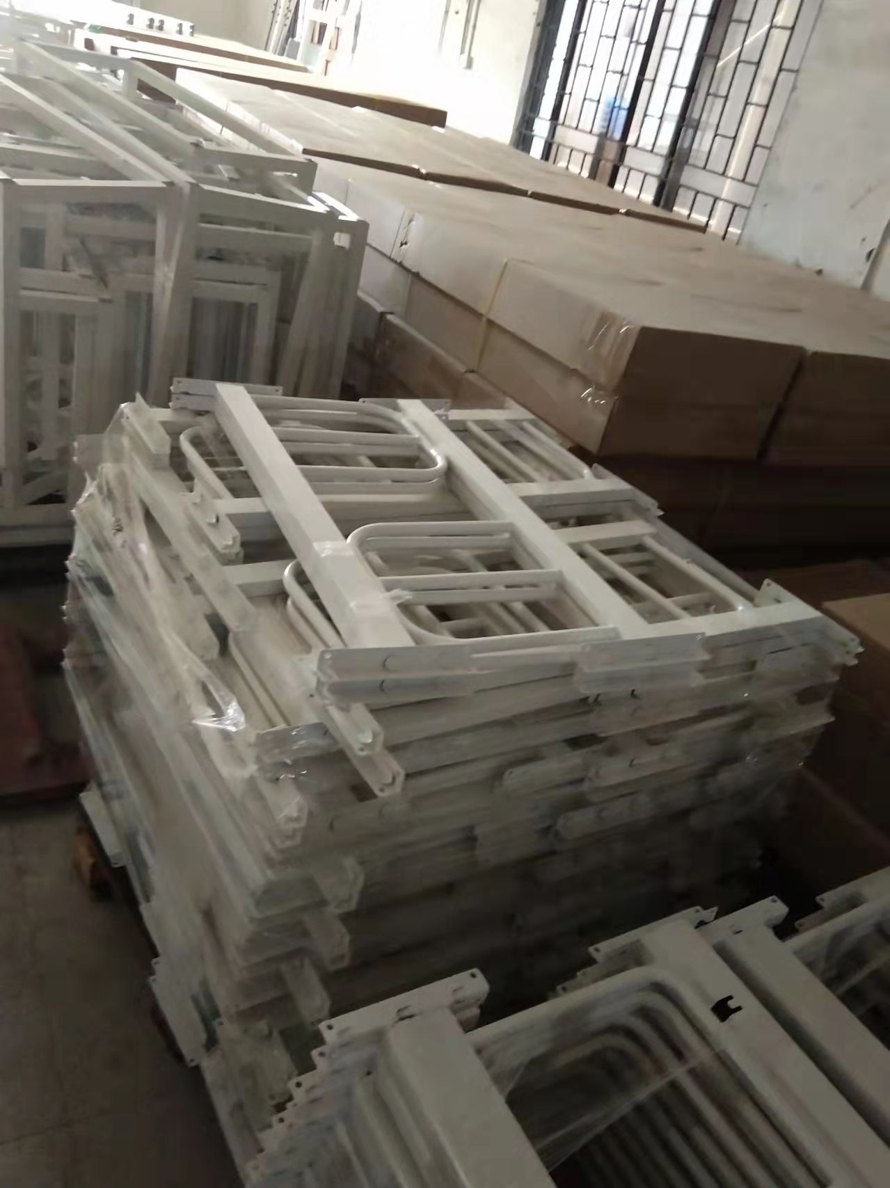 为什么上下铺铁床护栏要做高一些？