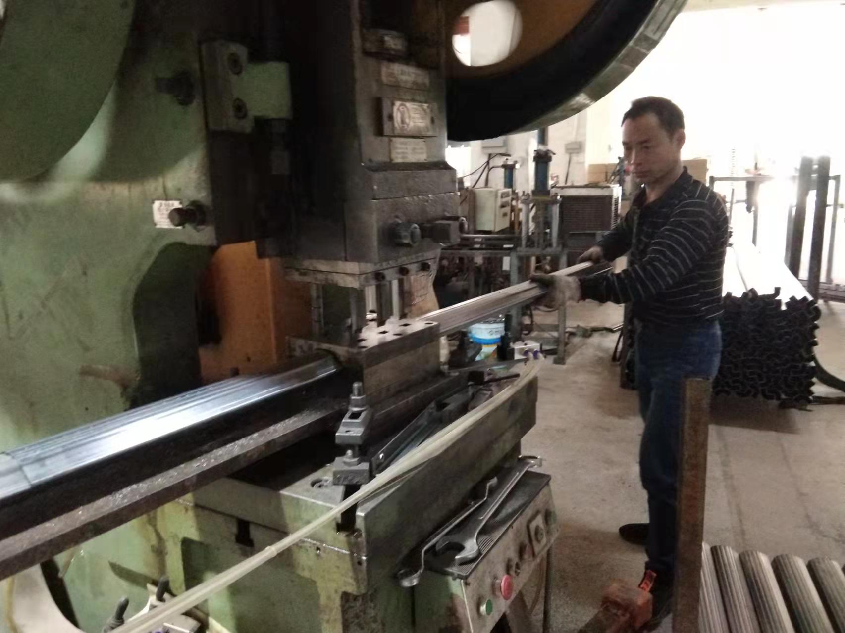 为什么选铁床生产厂家要选振华家具？